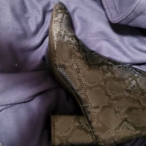 Womens heeled booties size 11 navy/black snake